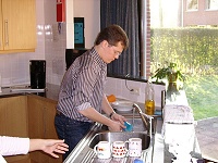 Yves aan de afwas